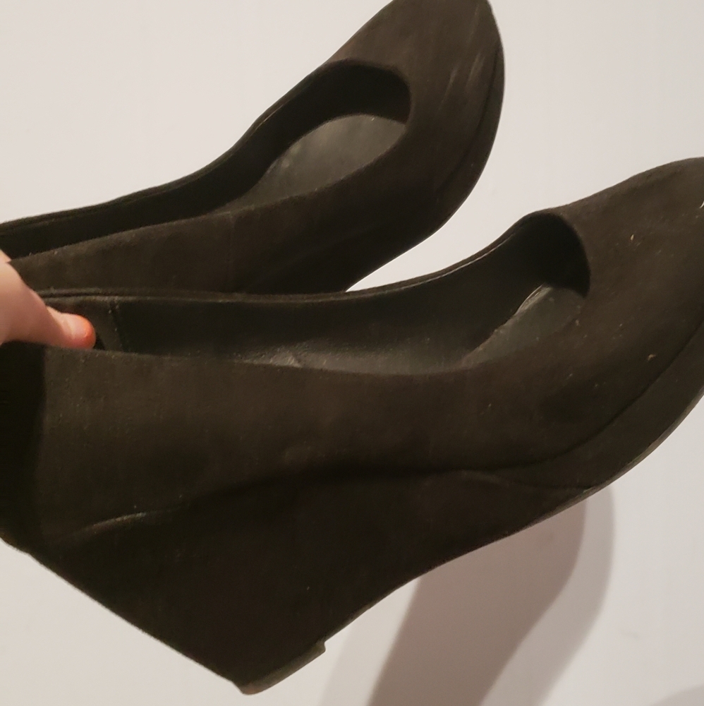 Black wedges